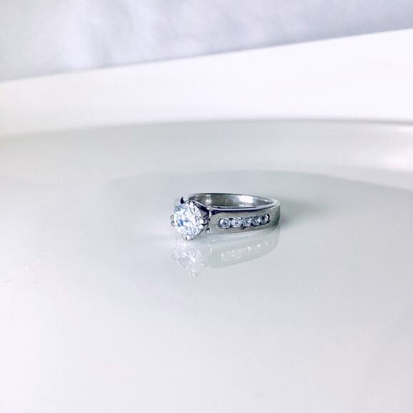 Ladies 925 Sterling Silver Cubic Zirconia Engagement Solitaire Ring - Picture 1 of 8